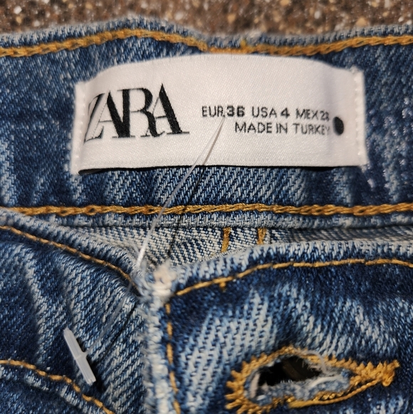 NWT Zara High Rise Jeans Size 4 Button Up Fly Minimal Distressing Hem & Pockets - Picture 11 of 16